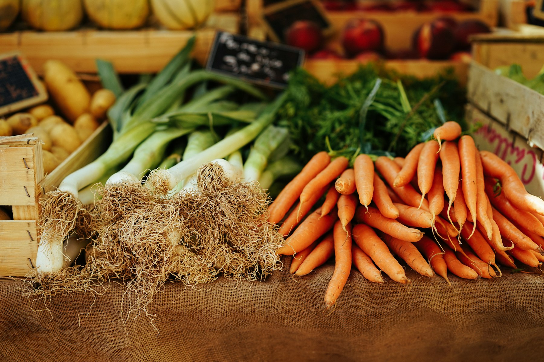 Frisches Gemüse, Karotten und Lauch auf einem Marktstand